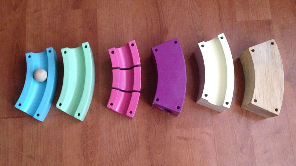 Prototipo de madera de pino de juego didáctico para mejorar la motricidad en niños. Juego infantil de madera con distintas configuraciones de colores