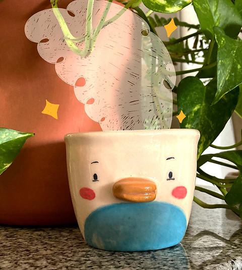 Vaso de pato colorido para té realizado en céramica. Cerámica ilustrada
