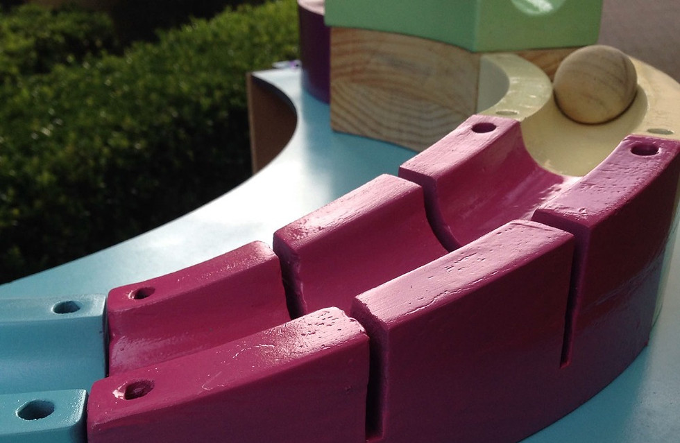 Prototipo de madera de pino de juego didáctico para mejorar la motricidad en niños. Juego infantil de madera con distintas configuraciones de colores
