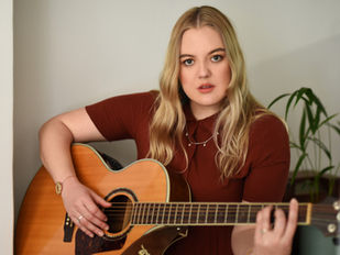 KOLLIG: MET SANGER-LIEDJIESKRYWER ‘JUST MIA’