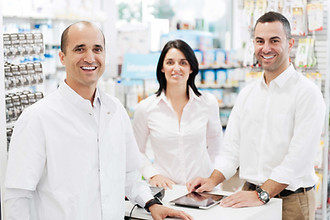 tres farmacéuticos
