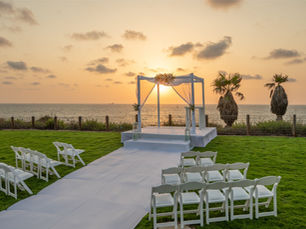 במה לחופה ליד הים