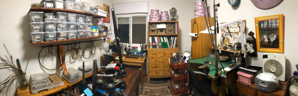 חדר עבודה עמוס עם מדפים, כלים ועוד. אודות עיצוב החדר, ארגון פריטים.