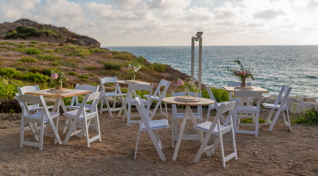 שולחנות וכסאות 