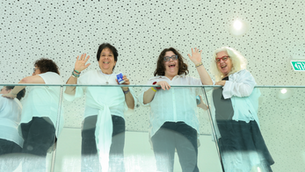 שלש זמרות מקהלה משולבת נשענות על מעקה Iמעברלקול