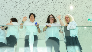 שלש זמרות מקהלה משולבת נשענות על מעקה Iמעברלקול