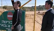 פייר ומסעוד, בנים של קצין צד"ל הגיעו מלבנון לישראל כנערים, פייר מבקש להתמסר למוסיקה הלבנונית שהוא אוהב אבל נאלץ לפרנס את משפחתו ומסעוד אוסף את חבריו, כולם בנים של חיילי צד"ל, ומקים את קבוצת הכדורסל– ארז נהרייה.
