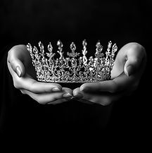 yuvalna_A_medieval-style_gold_delicate_f