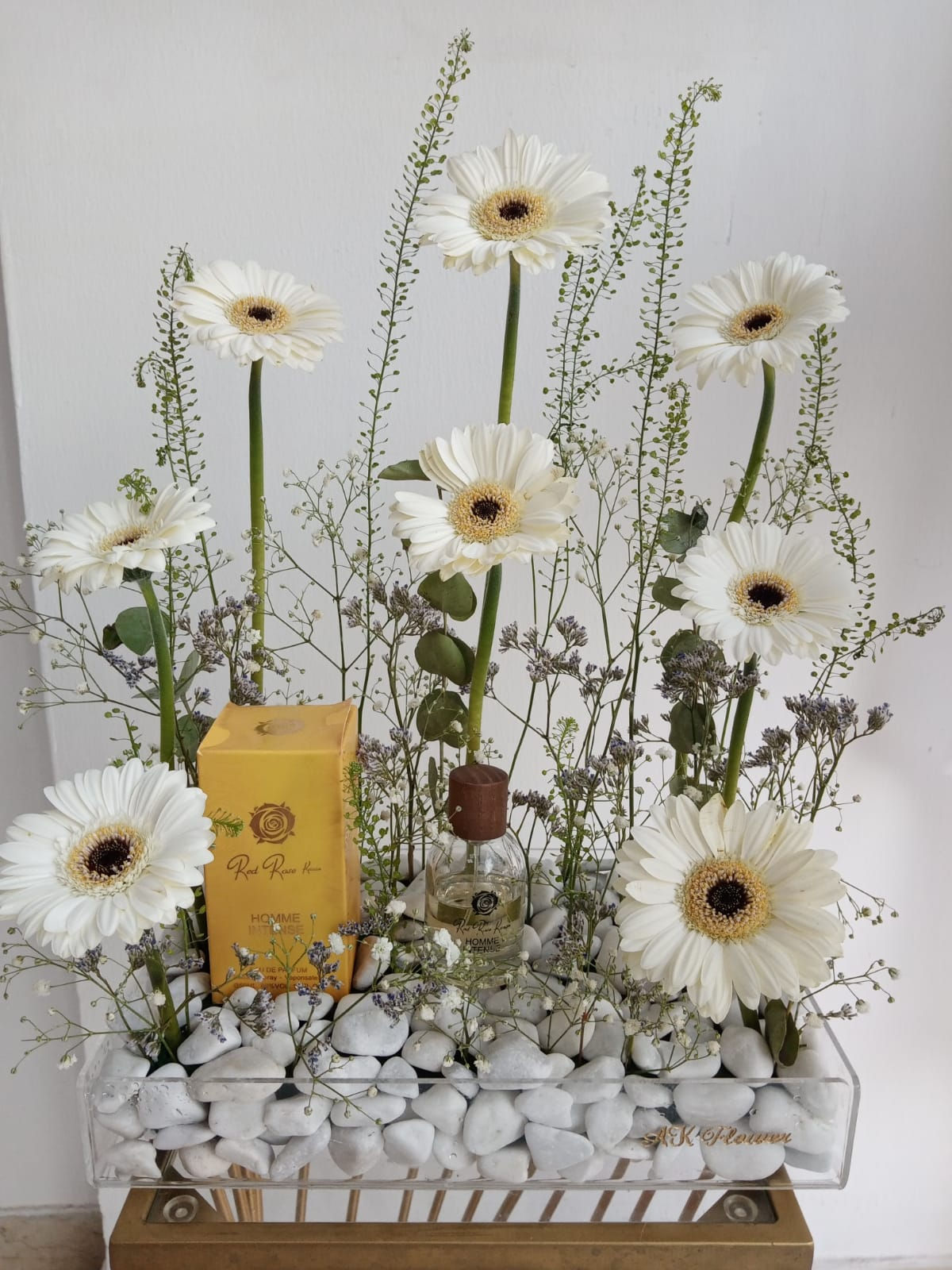 acrylic stand fresh flowers /w perfume arrangement