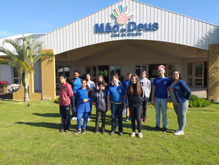 Alunos da Escola José Pedro Steigleder alegram idosos com serenata matinal