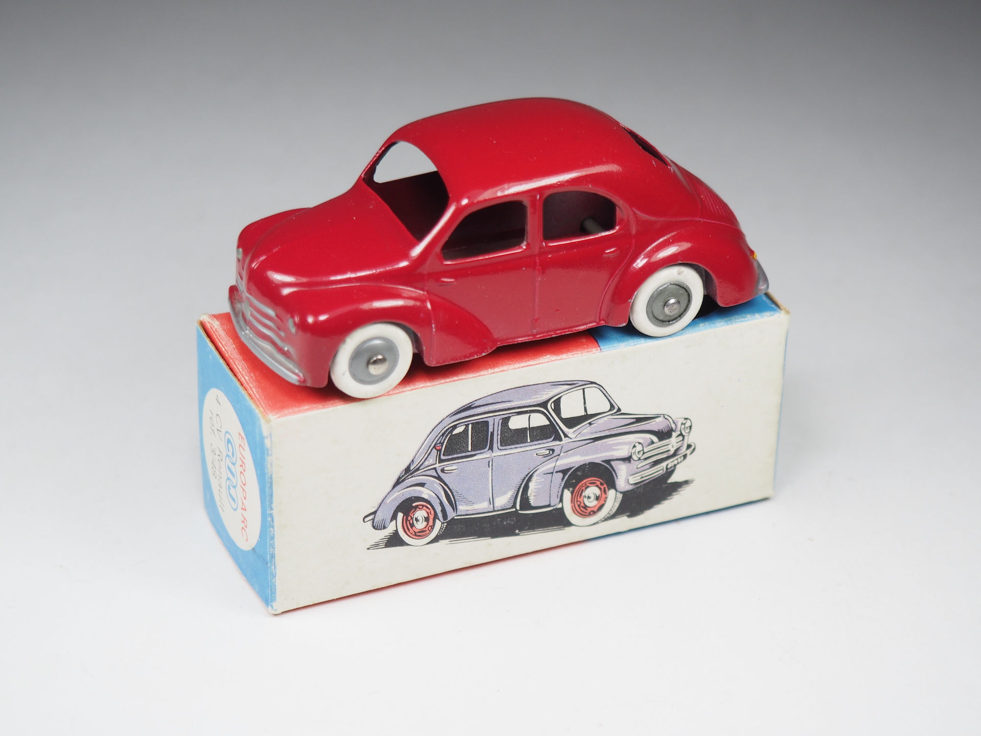 CIJ EUROPARC - 3/48 - Renault 4cv - Framboise