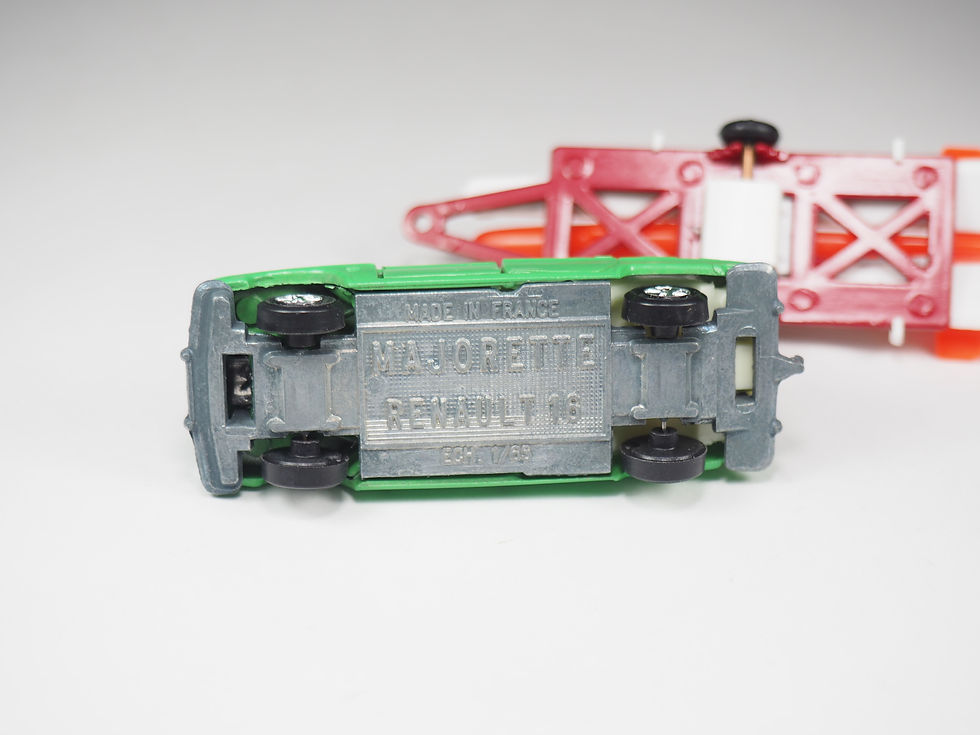 Miniature : MAJORETTE - 323 - RENAULT 16 AVEC PLANEUR WASMER SQUALE - 1/64