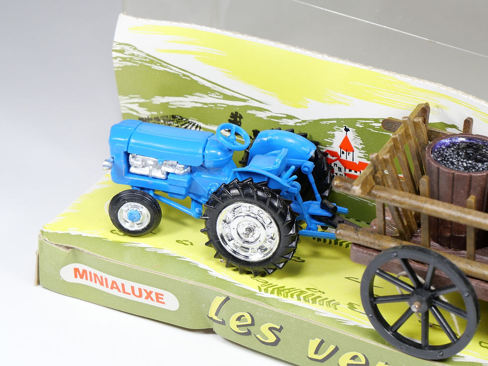 Thumbnail: MINIALUXE - Les Vendanges - Tracteur avec remorque, barils et raisins