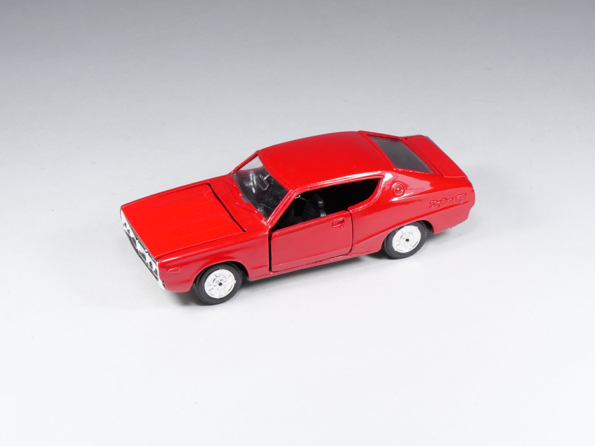YONEZAWA - D-16 - Nissan Skyline 2000 HT - Rouge - 1/43