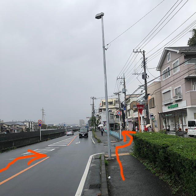 郵便局のポストが見えてきたら脇道に入ります
