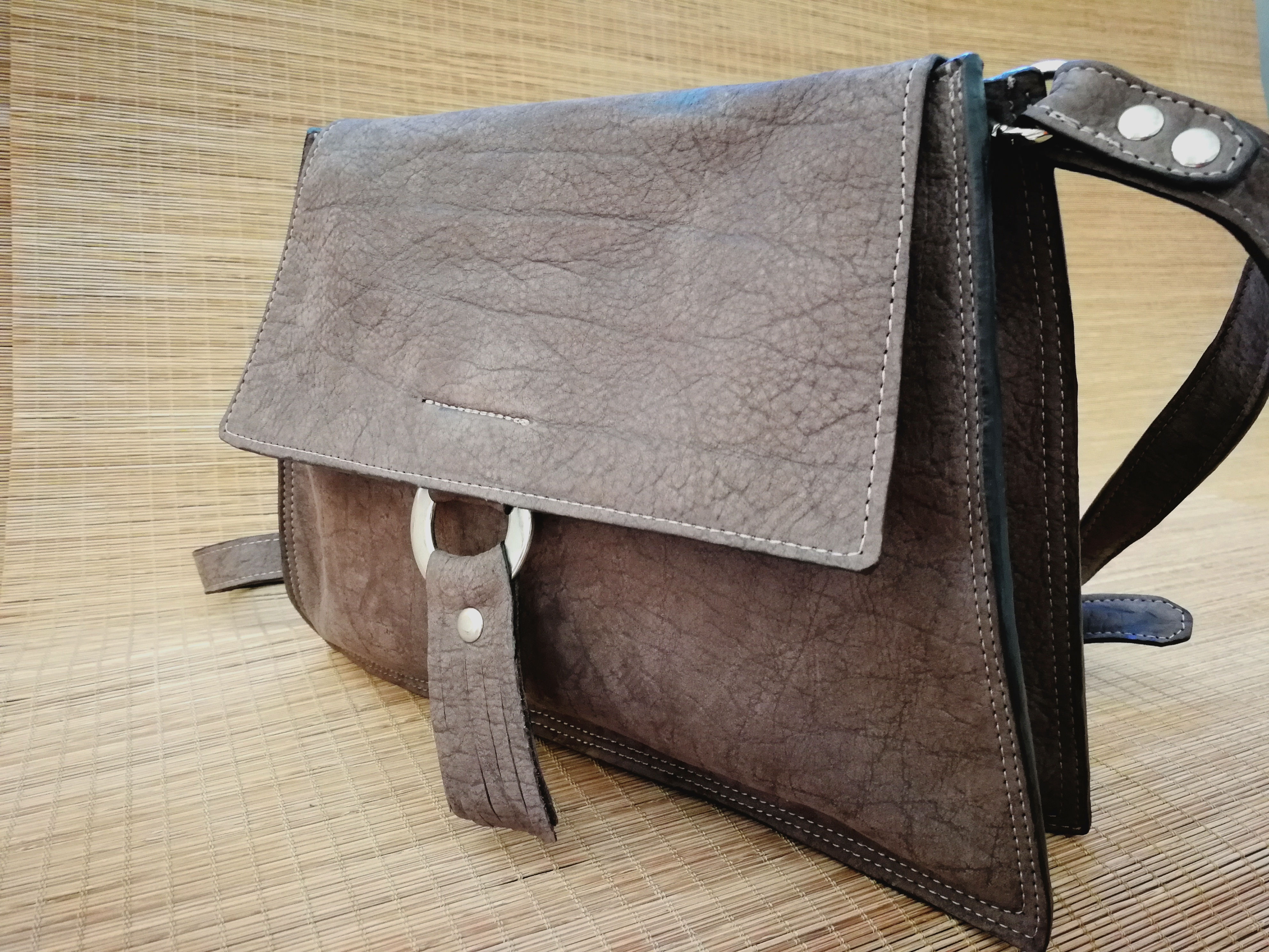 Bolso de piel natural acabado en "piel de elefante".
