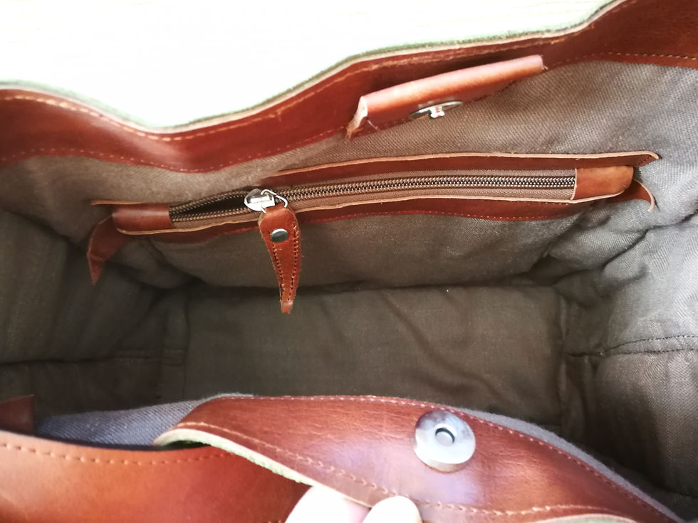 Miniatura: Interior con varios bolsillos de bolso de piel hecho a mano en España.