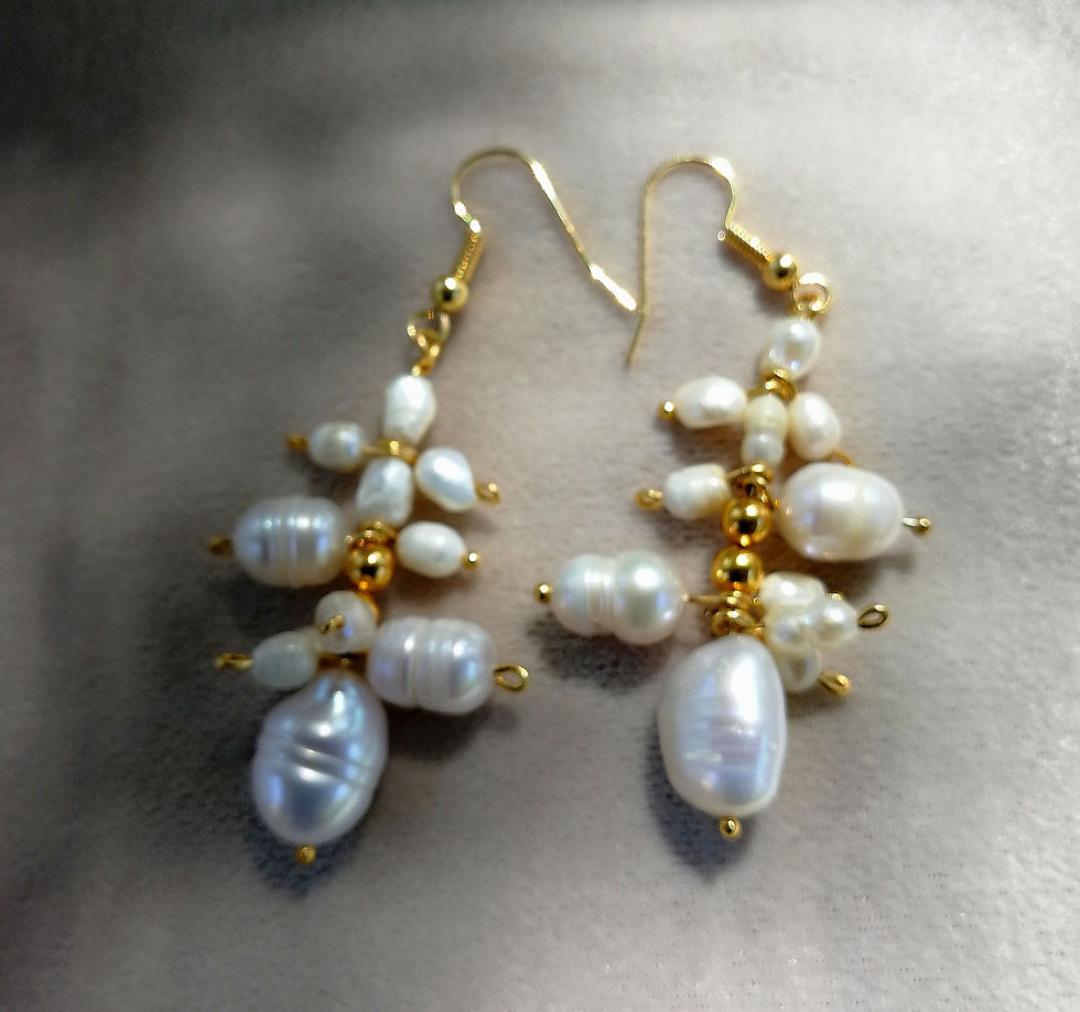 Pendientes chapados en oro con perlas baroque y perlas de río.