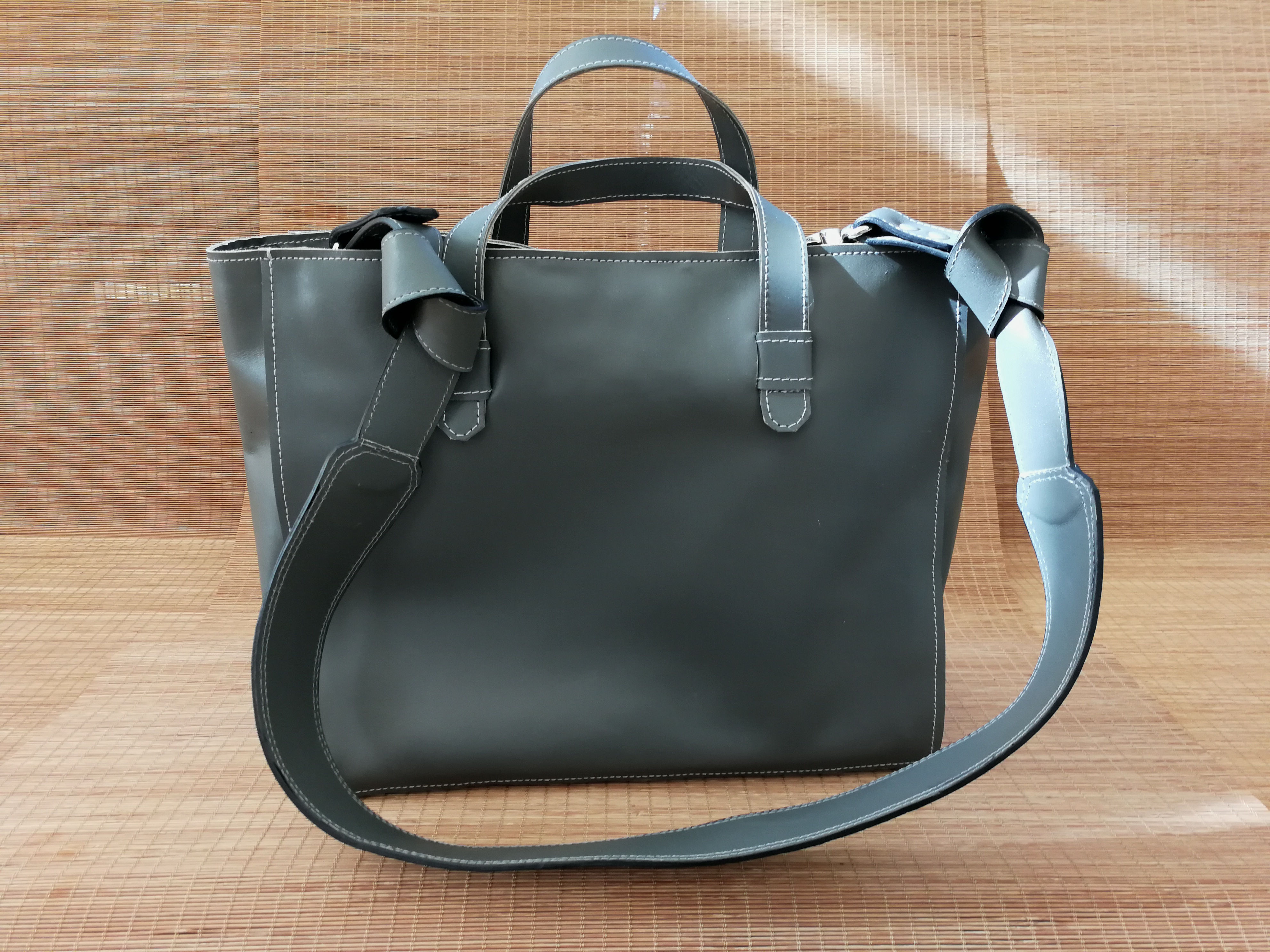 Bolso PrimB en piel, hecho a mano.