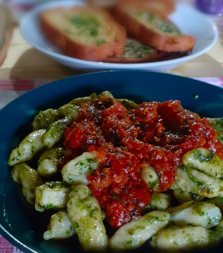 Ñoquis al Pesto en Salsa
