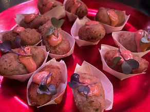 En el corazón vibrante y en constante transformación de Barcelona, una metrópolis que no solo late al ritmo de la innovación y la tradición, sino que abraza audazmente el futuro, la organización de eventos privados ha trascendido la fugacidad de una moda pasajera. De hecho, ya no se trata de un capricho momentáneo ni de una tendencia efímera. Se ha consolidado como un sector vibrante y en expansión, donde un público exigente busca celebrar fiestas privadas en locales totalmente exclusivos, que ofrezcan privacidad absoluta y un ambiente inigualable.