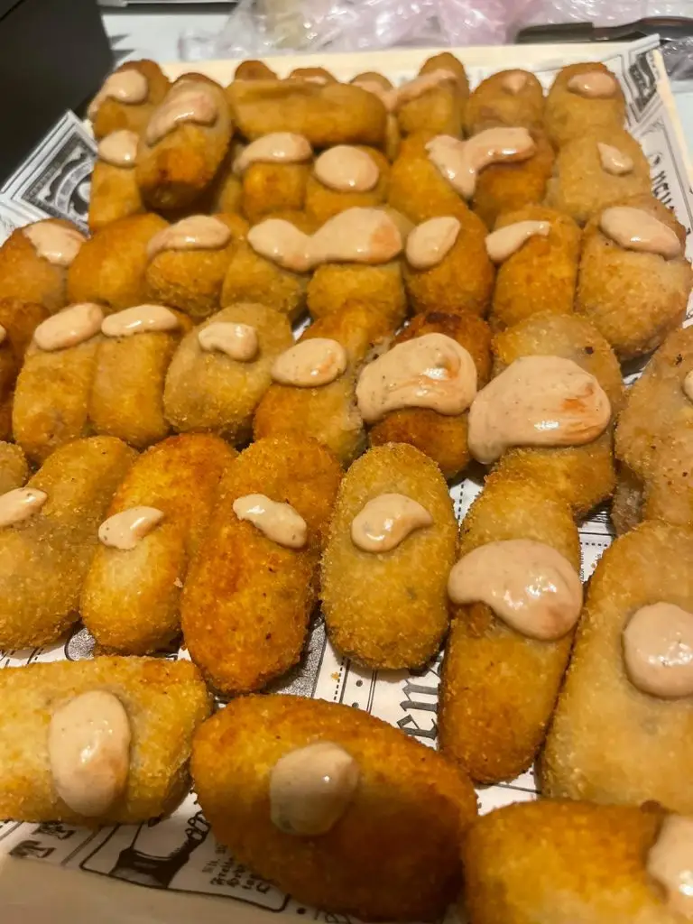Nuestro menu basico de Catering económico en Barcelona es de 18 euros por persona , minimo 25 invitados , a partir de ahi , nos puedes pedir lo que quieras . Catering privado de calidad . Fiestas , reuniones , eventos , desayunos , almuerzos , tardeos , after work . Este menu , que te presento es el mas economico , y con mas entradas por invitado , que te puedes encontrar en Barcelona.Profesionales de la restauración y del delicatessen en Barcelona