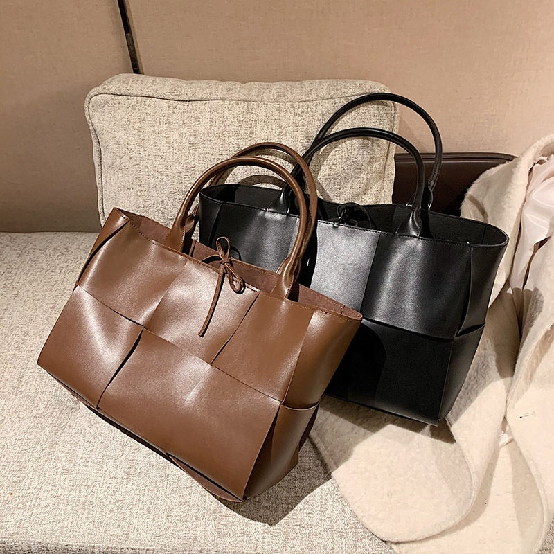 Thumbnail: Luxe Classic Handbag – Elegant Edition