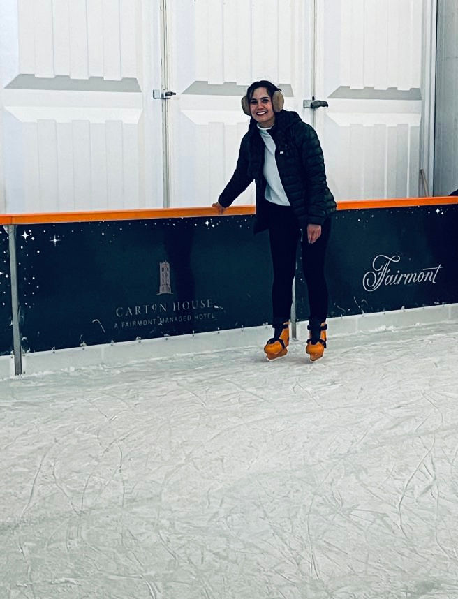 Pretend perfectly to be a  skater for picture again.