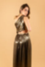 Mujer con vestio de alquiler largo y dorado de marca luxxel