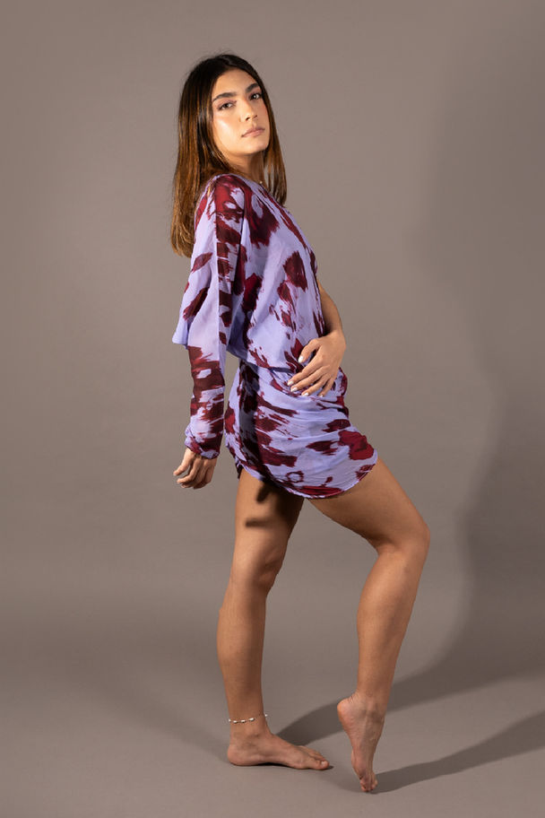 Mujer con vestido estampado (prin) color violeta con vino tinto de marca hipnos