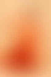 Mujer con vestido de alquiler marca PANDAWA color naranja. Diseño y marca colombianas