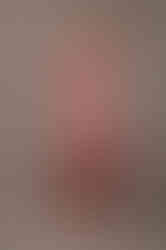 Mujer con vestido de alquiler estampado (print) color blanco con flores rojas marca daniela battle