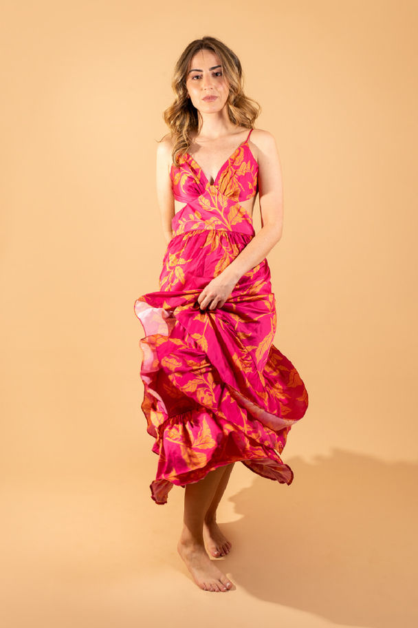 Mujer con vestio estampado (print) coloor fucsia con naranja. Marca Vicky Tcherassi y diseñoo colombiano
