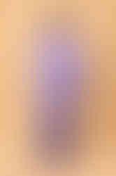 Mujer con vestido de alquiler coloor morado, de talla larga y marca y diseño colombiano