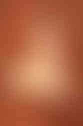 Mujer con vestido de alquiler estampado (print) color amarillo con blanco marca colombiana melissa martínez