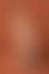 Mujer con vestido de gala colo oro rosa de marca colombiana Silvia Tcherassi