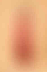 Mujer con vestido largo de alquiler coolor rojo de marca y diseño colombiano casa icona