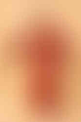 Mujer con vestido de alquiler color cobre de marca y diseño colombiano EUGENIA FERNANDEZ