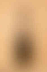 Mujer con vestio de alquiler largo y dorado de marca luxxel