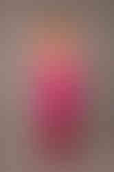 Mujer con vestido de alquiler color fucsia de diseño colombiano baobab