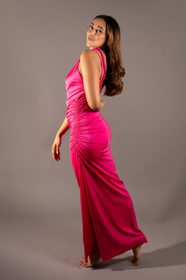 Mujer con vestido de alquiler color fucsia de diseño colombiano baobab