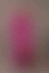 Mujer con vestido largo de alquiler color fucsia de marca laagam