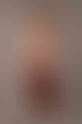 Mujer con vestido del alquiler color cobre de diseño colombiano