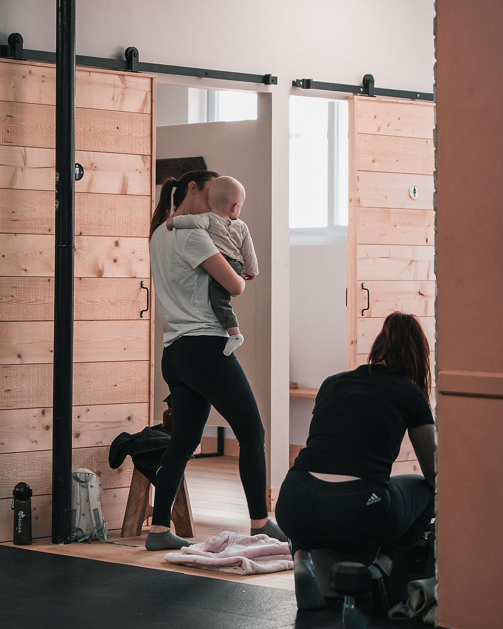 Trouver du temps pour faire du sport avec des enfants est compliqué. Découvrez l’histoire de Suzy et une salle adaptée aux parents près d’Angoulême.