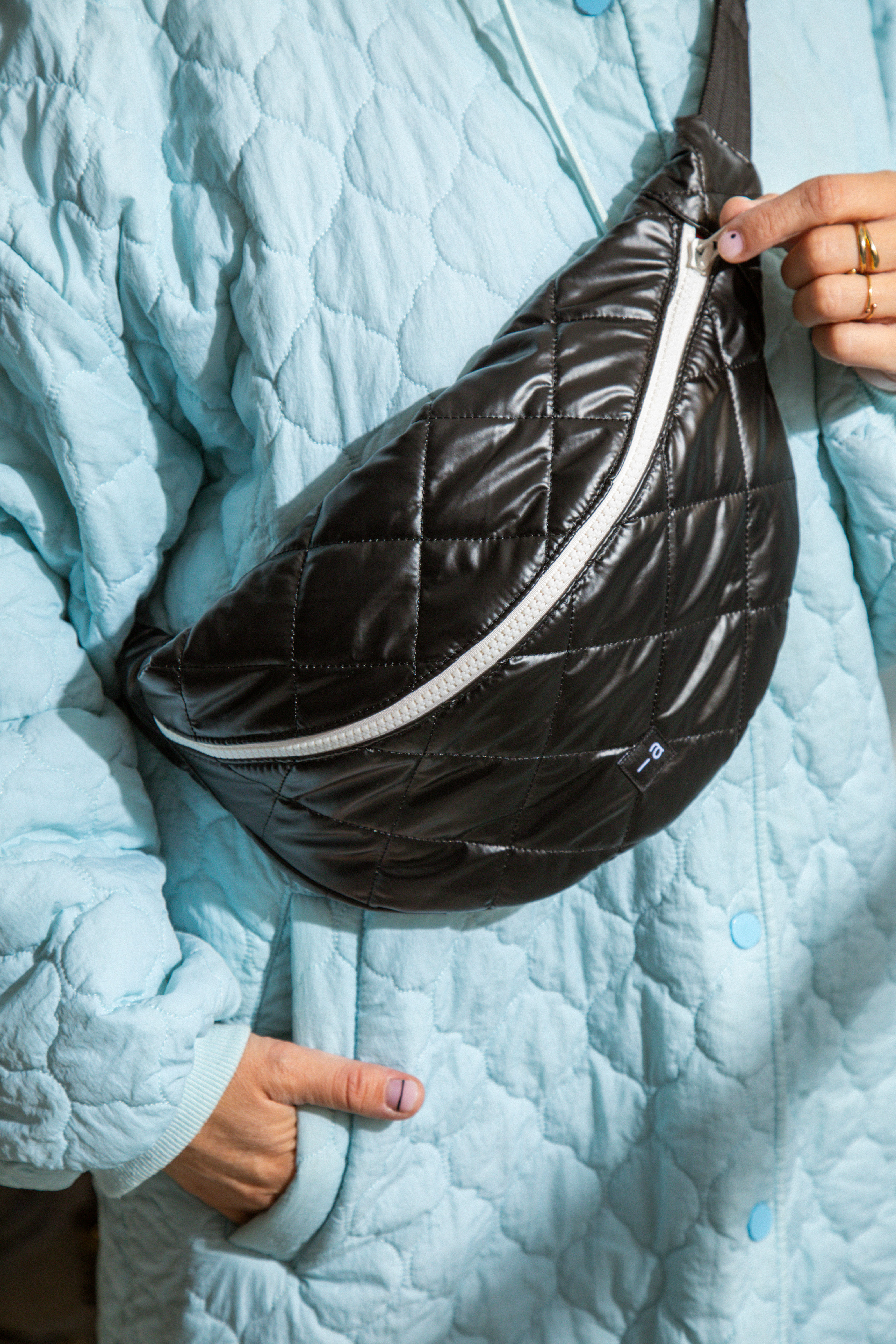 Banane Nina - Tissu matelassé losange uni noir brillant