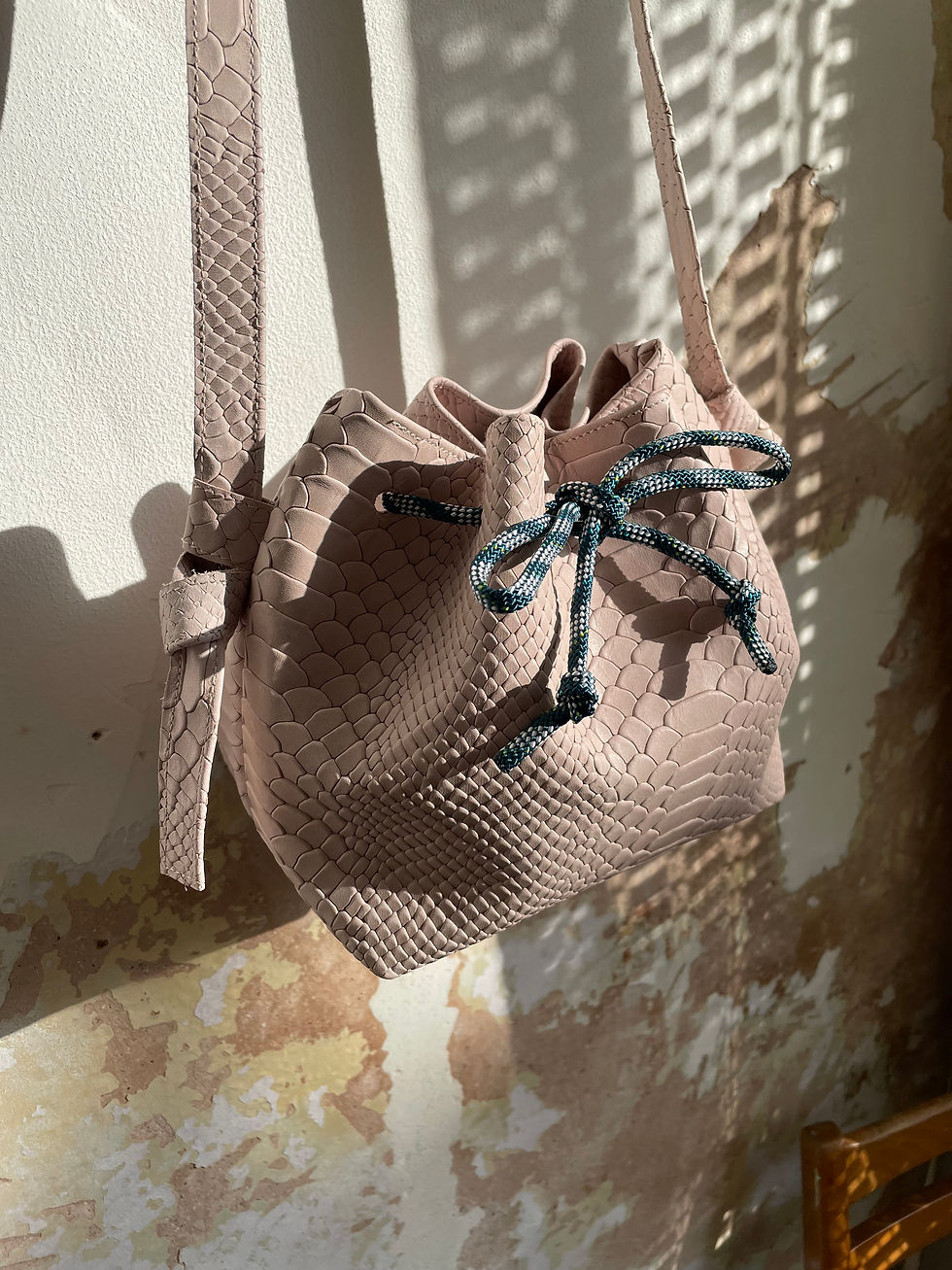 Miniature : Giselle Mini - cuir blanc cassé/rosé embossé croco