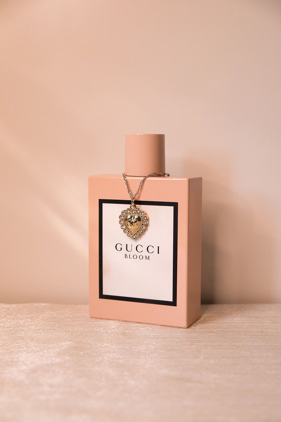 𝗚𝘂𝗰𝗰𝗶 𝗥𝗵𝗶𝗻𝗲𝘀𝘁𝗼𝗻𝗲 𝗛𝗲𝗮𝗿𝘁 𝗡𝗲𝗰𝗸𝗹𝗮𝗰𝗲