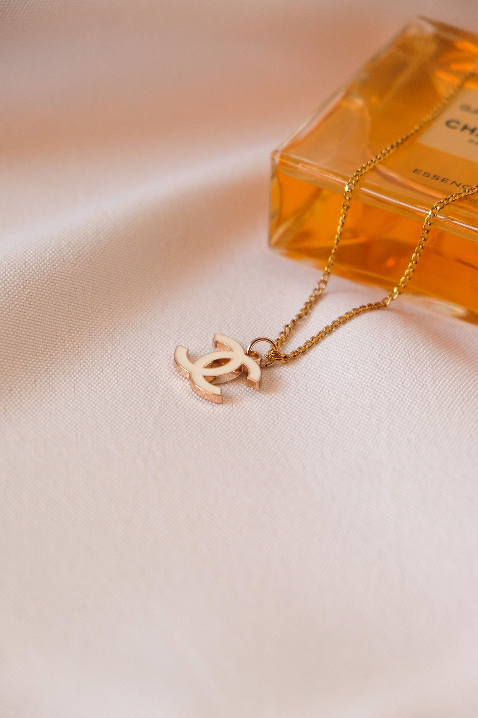 섬네일: Chanel White Logo Necklace