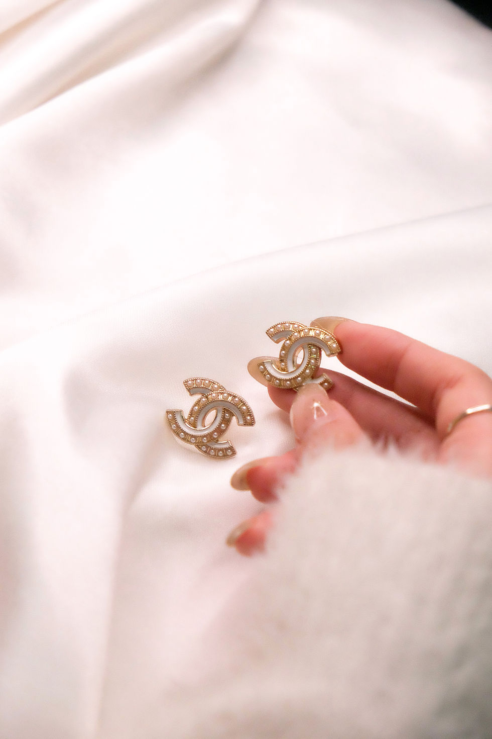 ๐๐ต๐ฎ๐ป๐ฒ๐น ๐ช๐ต๐ถ๐๐ฒ&๐๐ผ๐น๐ฑ ๐ฃ๐ฒ๐ฎ๐ฟ๐น ๐๐ฎ๐ฟ๐ฟ๐ถ๐ป๐ด๐