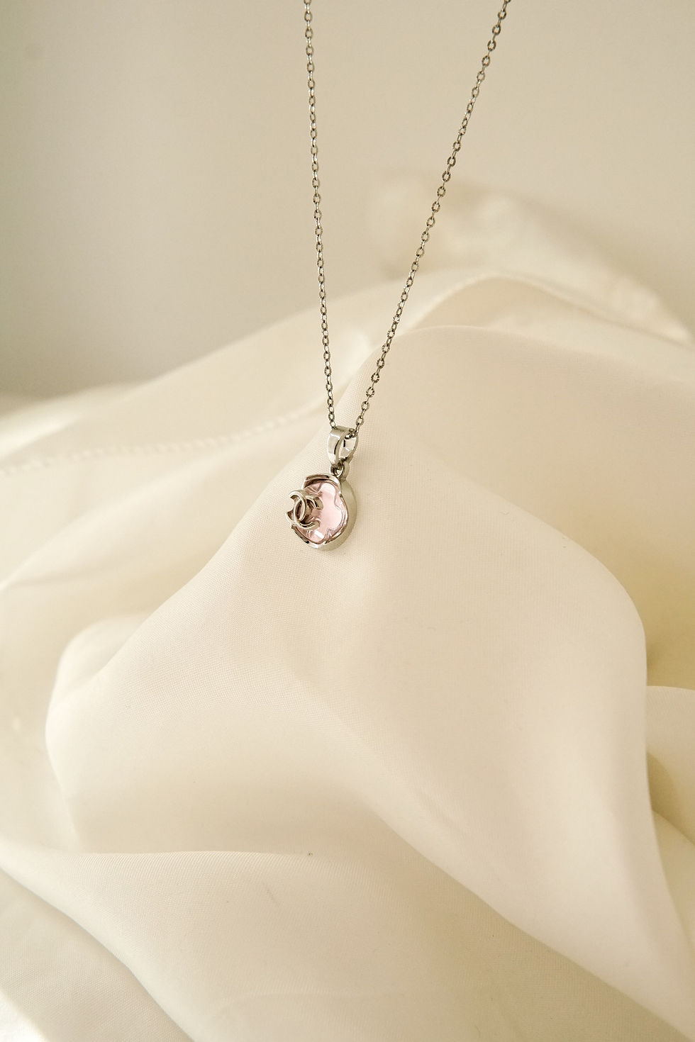 ภาพขนาดย่อ: 𝗖𝗵𝗮𝗻𝗲𝗹 𝗥𝗼𝘀𝗲 𝗤𝘂𝗮𝗿𝘁𝘇 𝗡𝗲𝗰𝗸𝗹𝗮𝗰𝗲